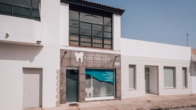 Fachada de la Clínica Dental Los Gallos en Chiclana de la Frontera